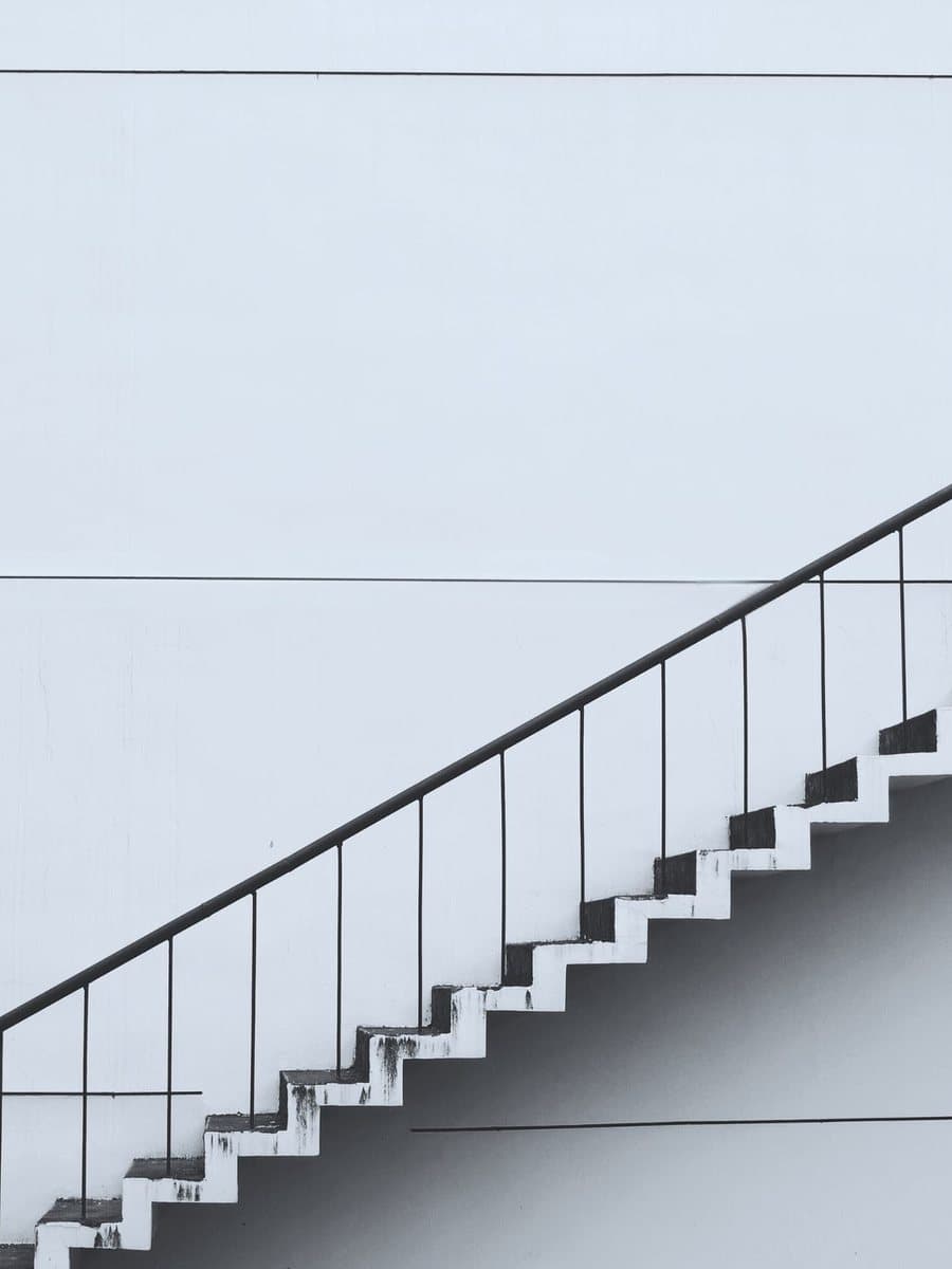 Aufsteigende Treppe an einer hellen Fassade