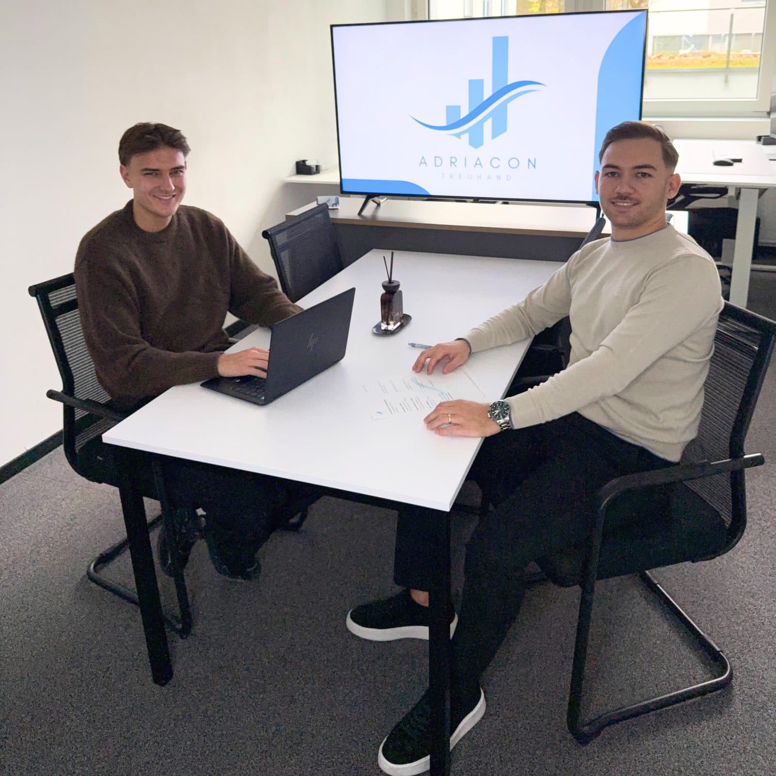 Leon Šoprek und Marko Bujan im Büro der Adriacon Treuhand GmbH in Baden-Dättwil